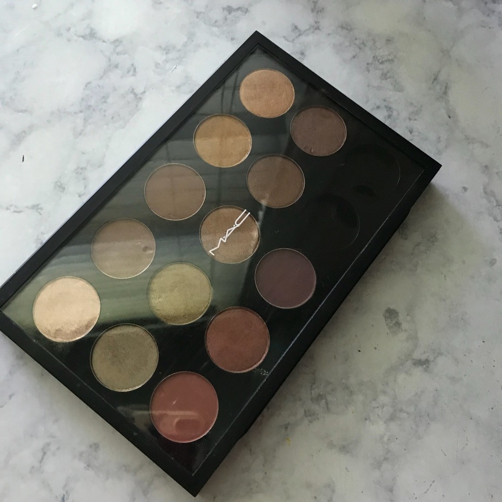 Neutral eyeshadow palette.
